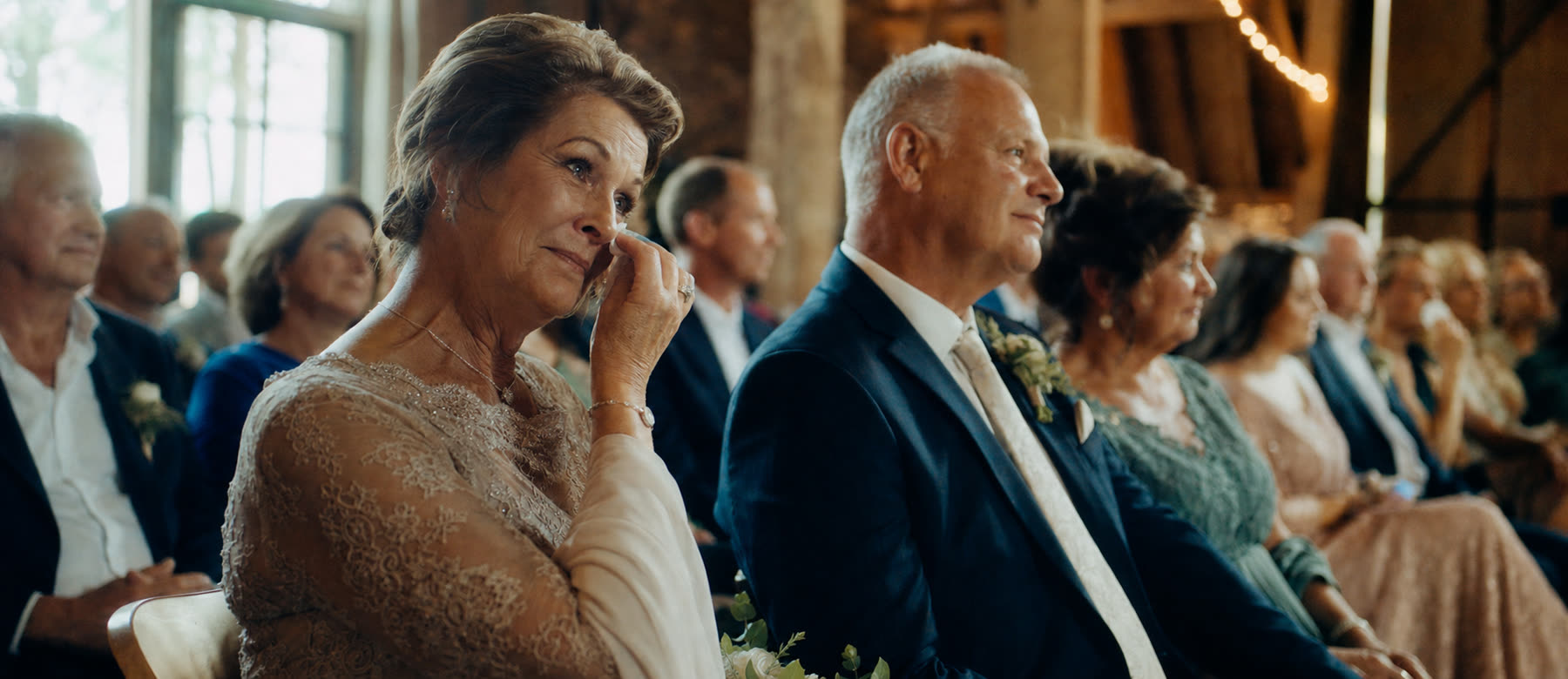 Gasten ontroerd tijdens de huwelijksceremonie