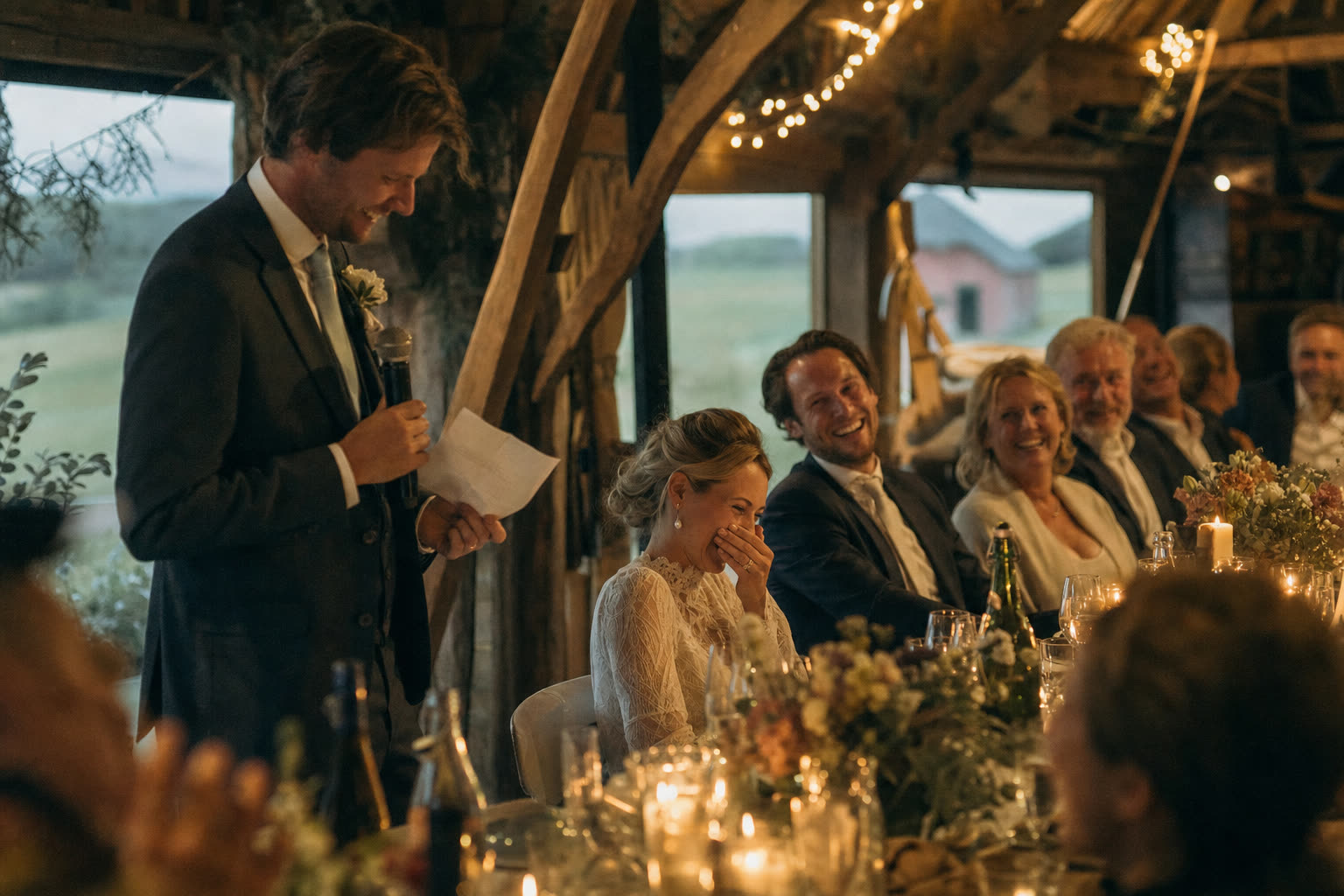 Speech tijdens het bruiloftsdiner, bruid lacht